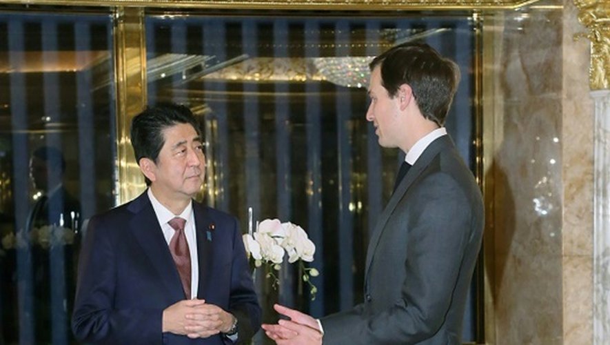 Le gendre de Donald Trump, Jared Kushner, avec le Premier ministre japonais Shinzo Abe à New York, le 18 novembre 2016