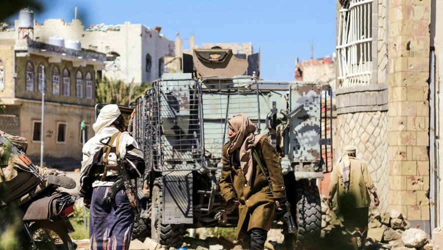 Des combattants loyalistes au président Hadi tiennent une position à Taez lors de combats contre des rebelles Houtis, le 15 novembre 2016 au Yémen