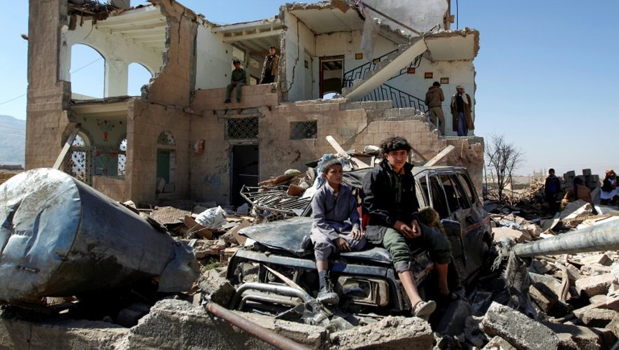 Une maison détruite par une frappe aérienne de la coalition arabe menée par l'Arabie saoudite, le 14 novembre 2016 dans les environs de Sanaa, au Yémen