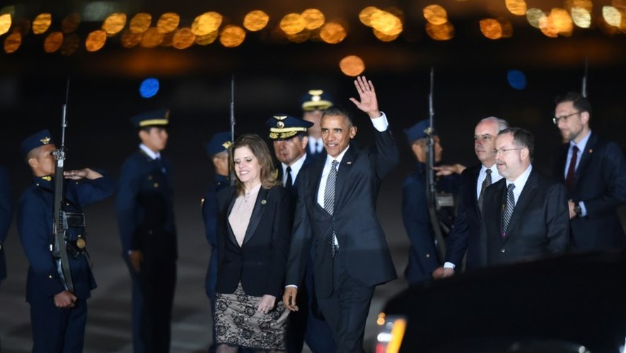Le président américain Barack Obama est accueilli par la vice-présidente du Pérou Mercedes Araoz à son arrivée à l'aéroport de Lima, le 18 novembre 2016