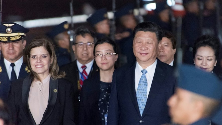 Le président chinois Xi Jinping est accueilli par la vice-présidente du Pérou Mercedes Araoz à son arrivée à l'aéroport de Lima, le 18 novembre 2016