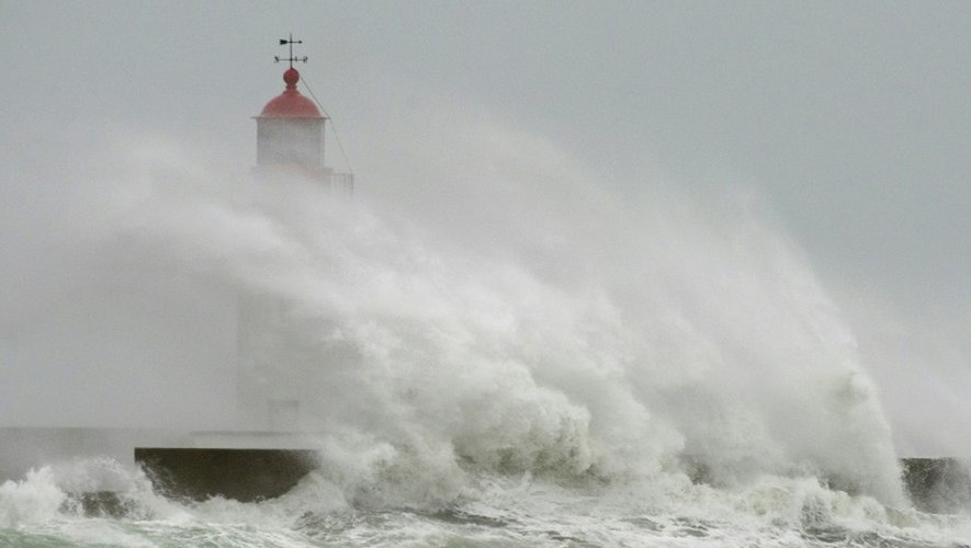 Une vague s'écrase sur le phare du Guilvinec lors d'une tempête, le 14 février 2014 dans le Finistère