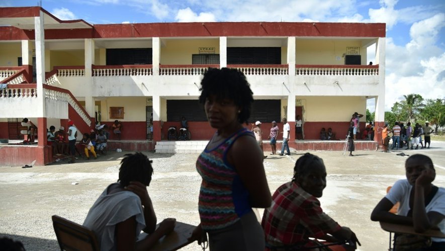 Des sinistrés de l'ouragan Matthew dans la cour du lycée Jean-Claudy Museau qu'ils occupent, le 16 novembre 2016 aux Cayes, en Haïti