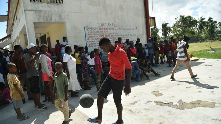 Le lycée Jean-Claudy Museau où sont installés des sinistrés de l'ouragan Matthew, le 16 novembre 2016 aux Cayes, en Haïti