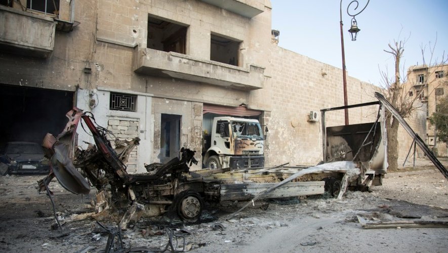 Des véhicules détruits et des bâtiments endommagés après des bombardements du régime sur un quartier rebelle d'Alep, le 19 novembre 2016 en Syrie