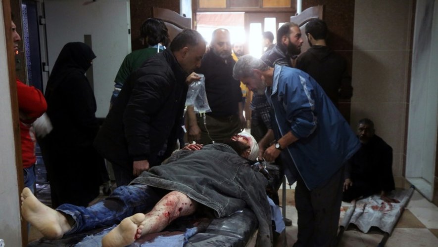 Un blessé reçoit des soins en urgence dans un hôpital d'Alep après des bombardements intenses du régime, le 18 novembre 2016 en Syrie