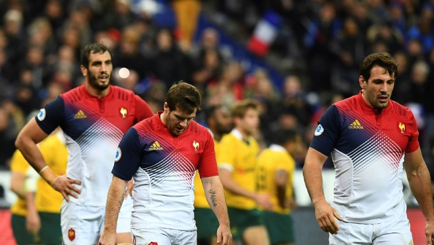 La déception des joueurs du XV de France après la défaite en test match face à l'Australie, le 19 novembre 2016 au Stade de France