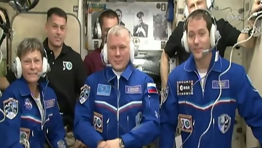 L'Américaine Peggy Whitson, le Russe Oleg Novitski et le Français Thomas Pesquet une fois l'arrimage de la capsule Soyouz à la Station spatiale internationale (ISS) réussi, le 19 novembre 2016