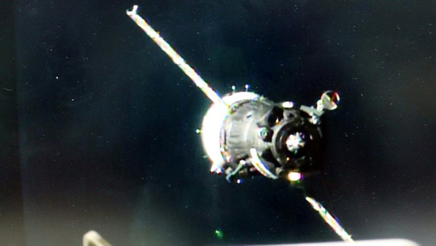 Image fournie le 19 novembre 2016 par la NASA et prise depuis une caméra à bord de la la Station spatiale internationale (ISS) avant l'amarrage de la capsule Soyouz au module Rassvet