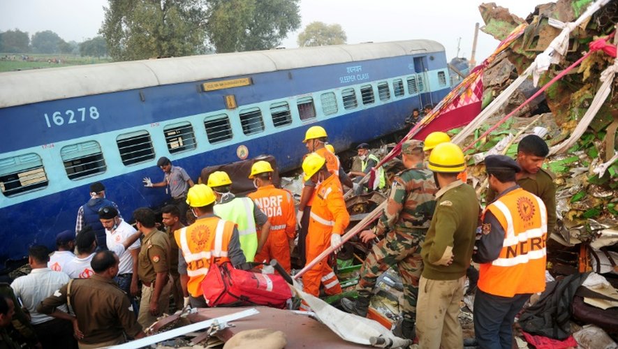 Sur le site de l'accident de train près de la ville de Kanpur, dans le nord de l'Inde, le 20 novembre 2016