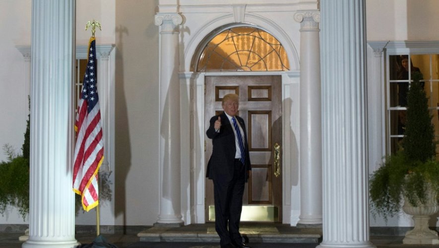 Donald Trump devant l'entrée du pavillon de son club house à Bedminster, dans le New Jersey, le 19 novembre 2016