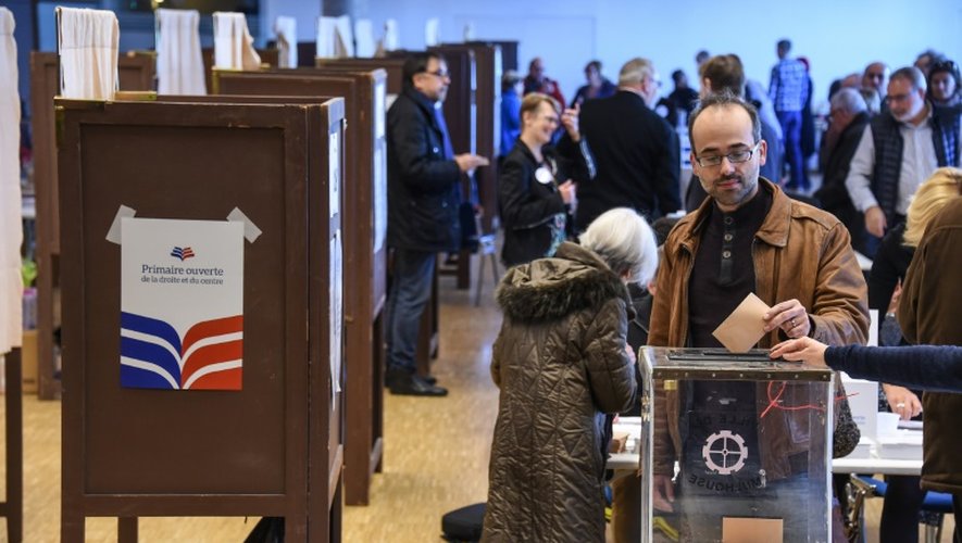 Dans un bureau de vote de Mulhouse, le 20 novembre 2016