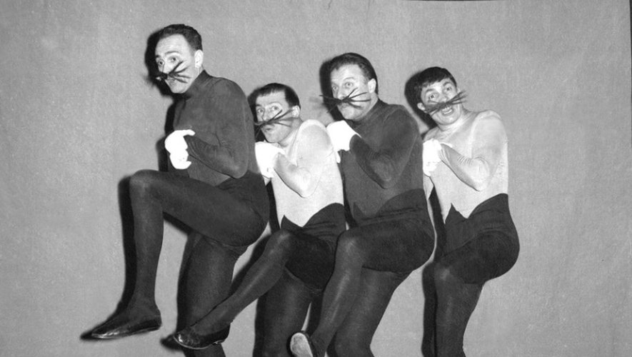 Le quatuor vocal "Les Frères Jacques" sur la scène du Théâtre Fontaine, le 14 septembre 1968 à Paris