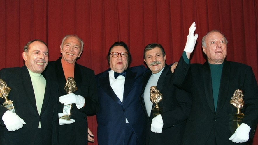 Les Frères Jacques, célèbre quatuor vocal, autour de l'humoriste Raymond Devos (c), le 6 mai 1996 au Théâtre Marigny à Paris, lors de la 10e nuit des Molières