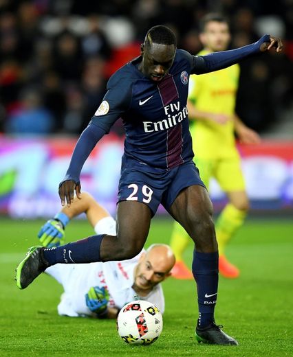 L'attaquant du PSG Jean-Kevin Augustin (c) contrôle le ballon lors du match face à Rennes au Parc des Princes, le 19 novembre 2016