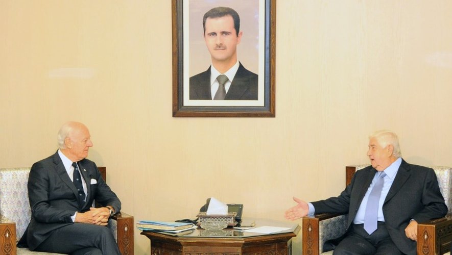 Photo fournie par l'agence oficielle Syrian Arab News Agency (SANA) montrant le chef de la diplomatie syrienne Walid Muallem (D) s'entretenant avec l'émissaire de l'ONU en Syrie Staffan de Mistura, le 20 novembre 2016 à Damas