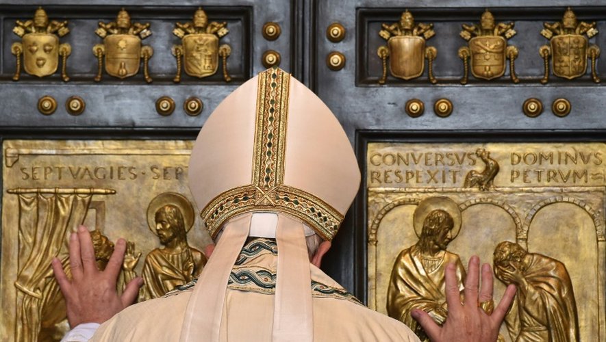 Le Pape François ouvre une Porte Sainte à la Basilique Saint-Pierre de Rome, inaugurant une année sainte jubilaire de la Miséricorde le 8 décembre 2015