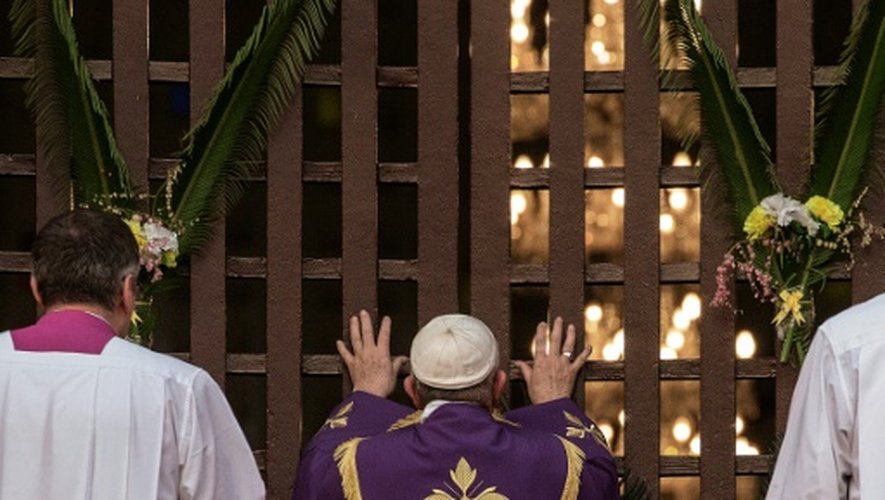 Le pape François ouvre le 29 novembre 2015 une Porte Sainte dans la cathédrale de Bangui, par laquelle les fidèles sont invités à passer pour obtenir le pardon de leurs péchés