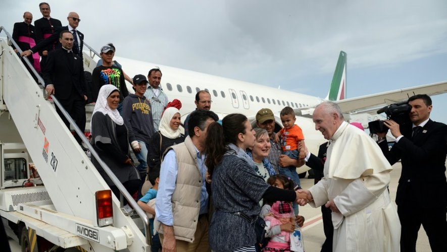 Le Pape François ramène à Rome trois familles musulmanes syriennes dans son avion, après une visite dans le camp de migrant de l'île grecque de Lesbos le 16 avril 2016