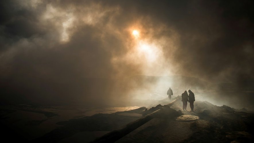 Des pompiers luttent contre le feu dans les puits de pétrole à Al Qayyarah, en Irak, le 20 novembre 2016