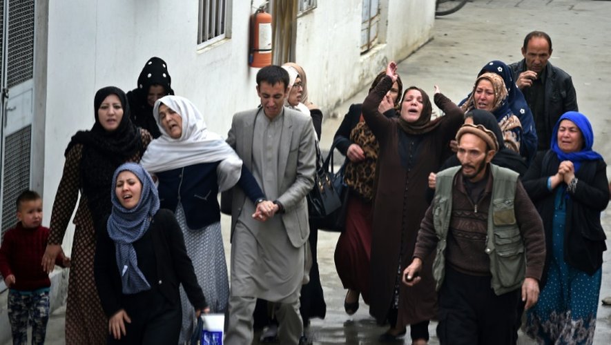 Des proches des victimes de l'attentat à la mosquée chiite de Kaboul arrivent à l'hôpital Estiqlal à Kaboul, le 21 novembre 2016