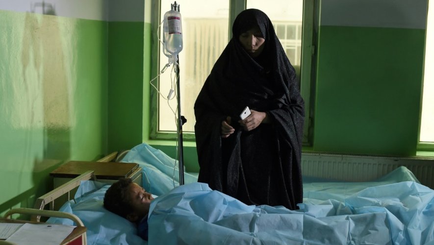 Un garçon blessé dans l'attentat soigné à l'hôpital Estiqlal à Kaboul, le 21 novembre 2016