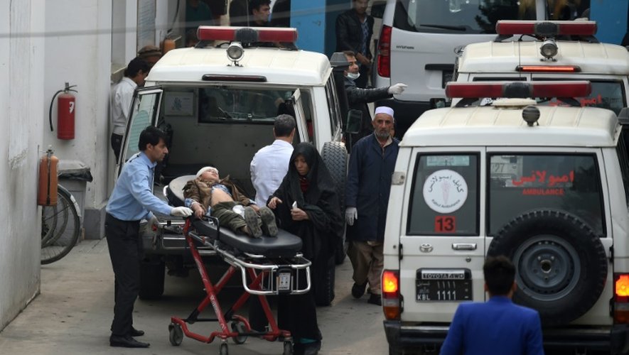 Des blessés dans l'attentat à la mosquée chiite de Kaboul, transférés à l'hôpital, le 21 novembre 2016
