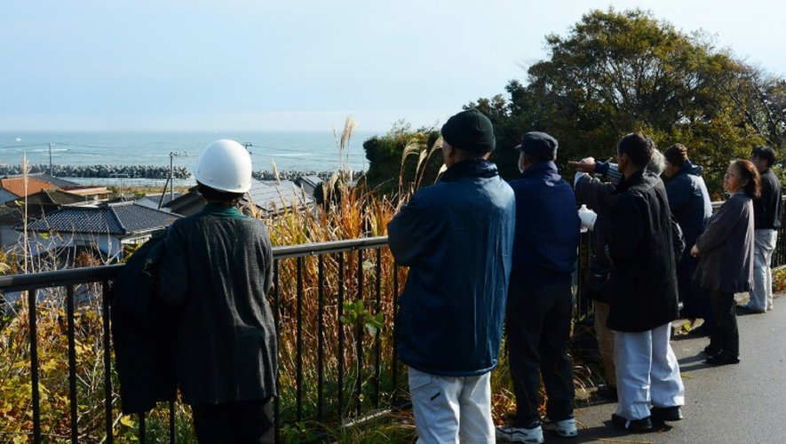 Des habitants de Iwaki scrutent la mer depuis un endroit en hauteur après avoir reçu l'ordre d'évacuer leurs maisons par crainte d'un tsunami consécutif au tremblement de terre de magnitude 7,4 au Japon, le 22 novembre 2016