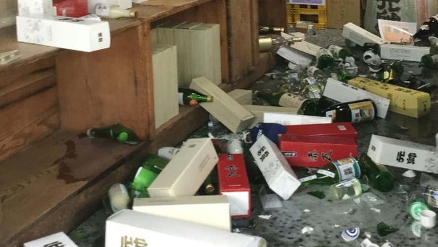 Des bouteilles d'alcool brisées sur le sol après un fort séisme, le 21 octobre 2016 à Kurayoshi, dans la préfecture de Tottori, au Japon