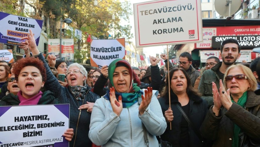 Des manifestantes protestent à Ankara contre le projet de loi controversé, le 19 novembre