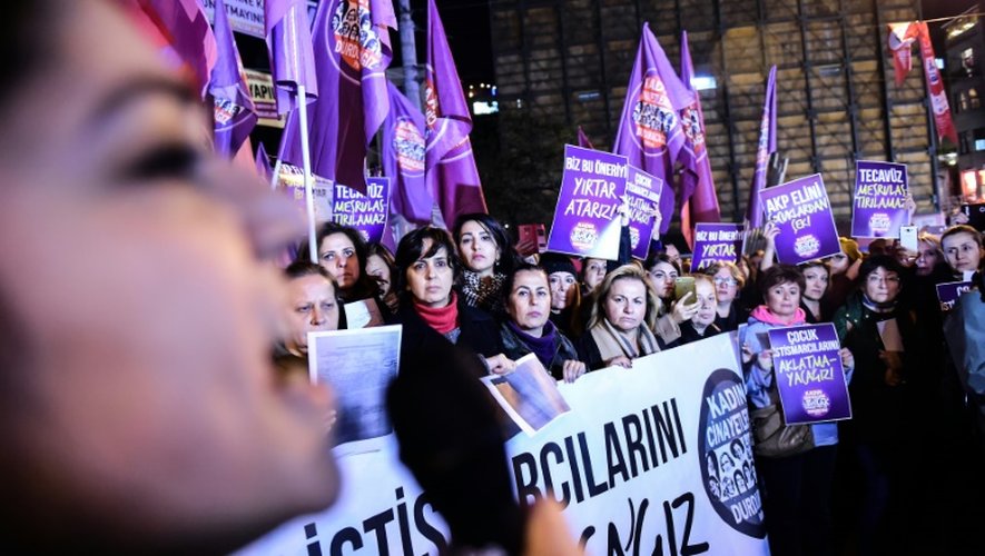 Des manifestantes crient le slogan: "nous ne pardonnerons pas les violeurs d'enfants", lors d'un rassemblement, le 18 novembre à Istanbul