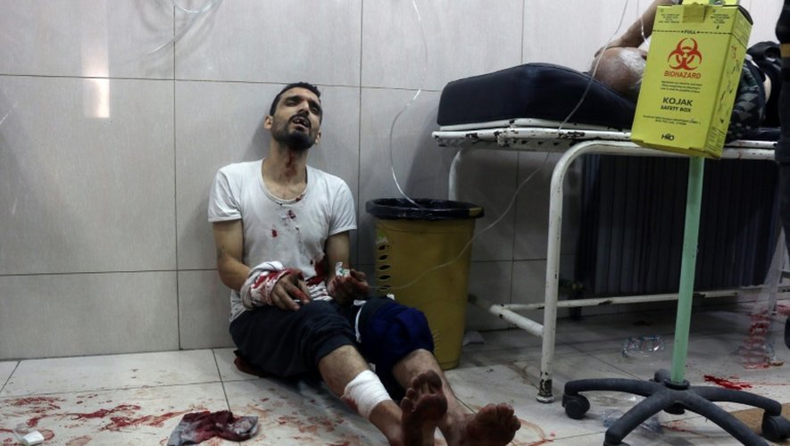 Un Syrien blessé reçoit des soins dans un hôpital de fortune dans le secteur Est d'Alep après avoir été victime d'un bombardement, le 18 novembre