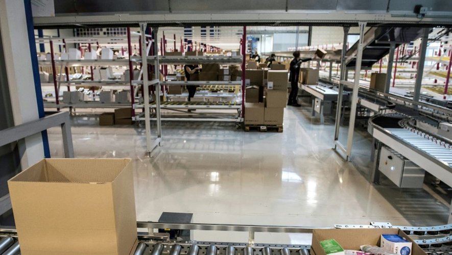Un entrepôt de 10.000 m2 d'un site de vente en ligne "vente-privee.com" à Montagny-les-Beaune, dans le centre-est de la France le 17 avril 2015. Le site peut traiter jusqu'à 10.000 commandes par jour