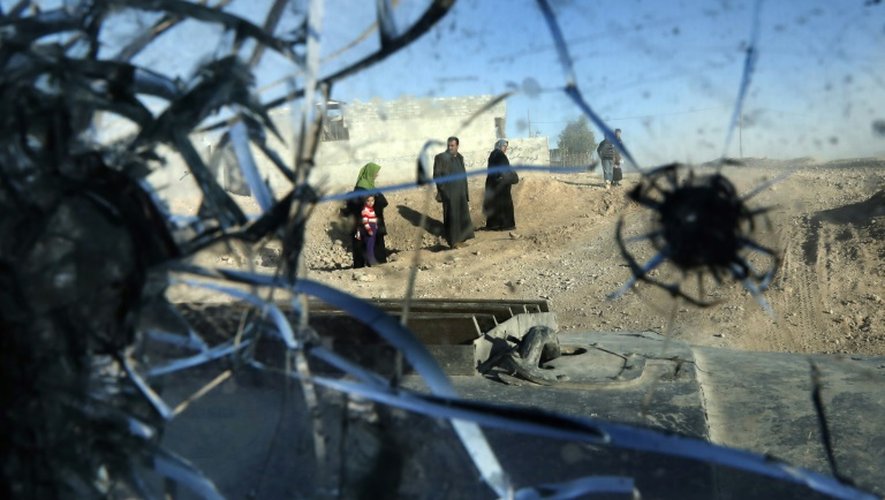 Des habitants de Mossoul vus depuis un véhicule blindé des forces spéciales irakiennes criblé de balles, le 22 novembre 2016