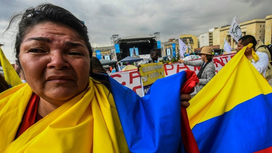 Une femme pleure lors d'une manifestation pour la paix à Bogota organisée après l'annonce d'un nouvel accord entre le gouvernement colombien et les FARC, le 15 novembre 2016.