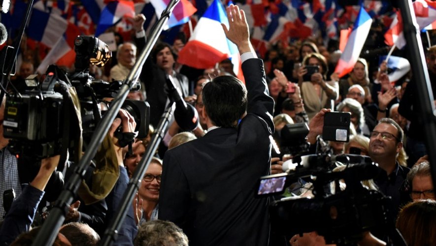 François Fillon salue ses partisans lors d'une réunion électorale à Chassieu (sud-ouest) le 22 novembre 2016