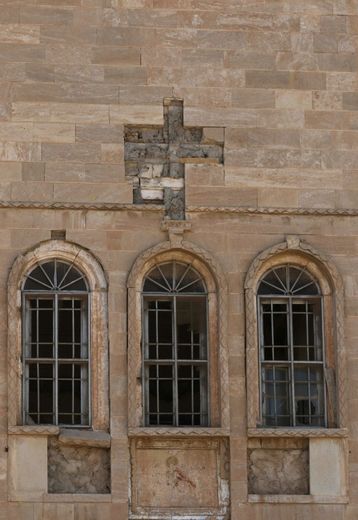 Une croix détruite par les jihadistes de l'EI sur un mur du monastère syriaque catholique de Mar Behnam, le 22 novembre 2016 à Khidr Ilyas, en Irak