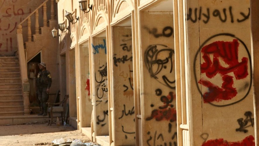 Les murs de la cour du monastère syriaque catholique de Mar Behnam couverts de graffitis laissés par les jihadistes de l'EI, le 22 novembre 2016 à Khidr Ilyas, en Irak