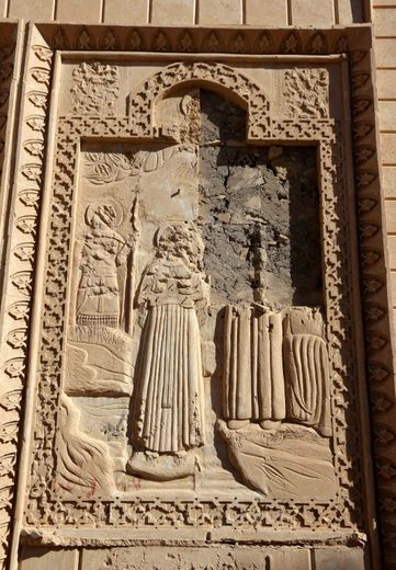 Un bas-relief brisé par les jihadistes de l'EI au monastère syriaque catholique de Mar Behnam, le 22 novembre 2016 à Khidr Ilyas, en Irak