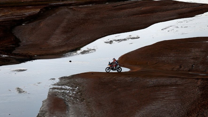 Un motard lors d'une étape du Dakar-2016 entre Uyuni en Bolivie et Salta en Argentine, le 9 janvier 2016