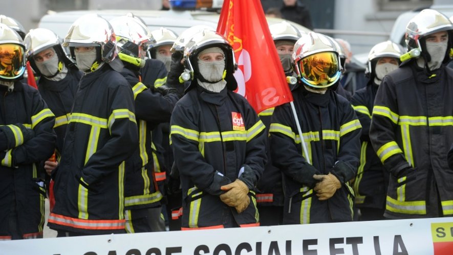 Des pompiers manifestent contre des suppressions d'emplois dans les services publics le 19 novembre 2016 à Brest (Finistère)