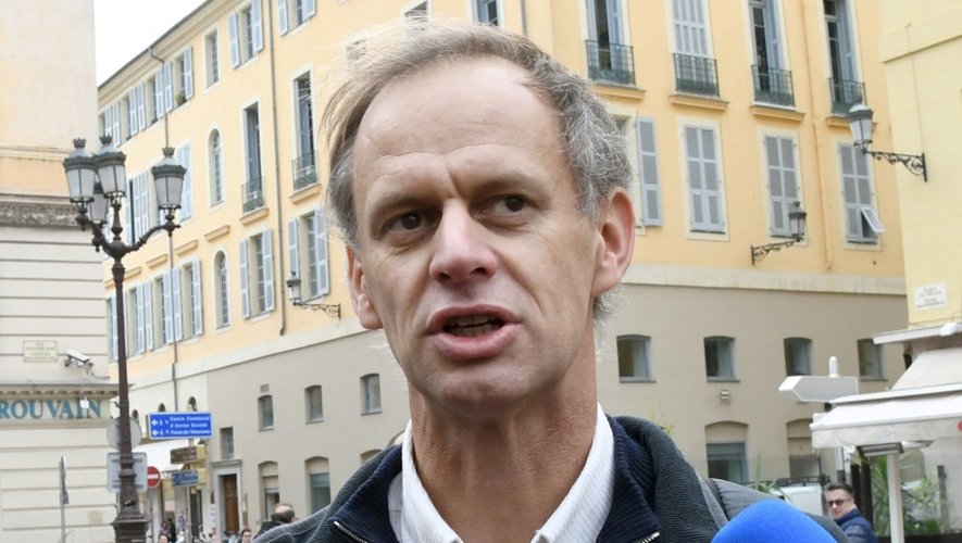 Pierre-Alain Mannoni, enseignant-chercheur à la faculté de Nice, devant le tribunal de Nice où il est jugé pour avoir aidé des migrants, le 23 novembre 2016