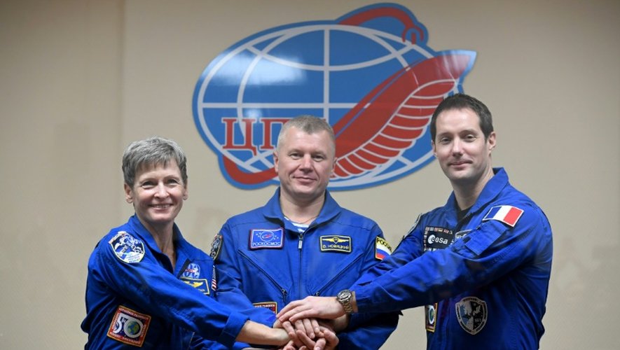 L'astronaute français Thomas Pesquet avec ses co-équipiers russe Oleg Novitski et américaine Peggy Whitson à Baïkonour, au Kazakhstan avant le départ pour l'ISS, le 16 novembre 2016