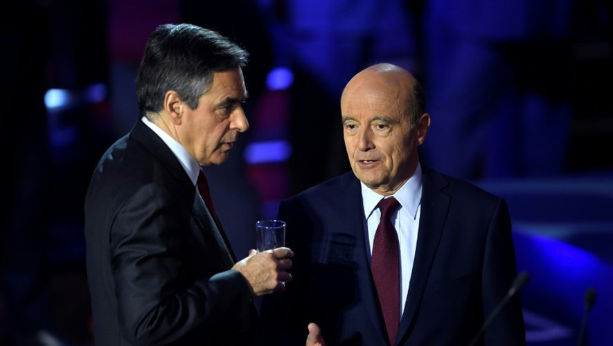 François Fillon et Alain Juppé à l'issue du débat télévisé du 30 novembre 2016 salle Wagram à Paris