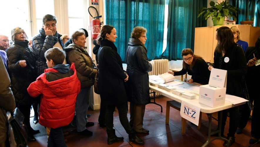 File d'attente dans un bureau de vote pour le premier tour de la primaire de la droite et du centre, le 20 novembre 2016 à Paris