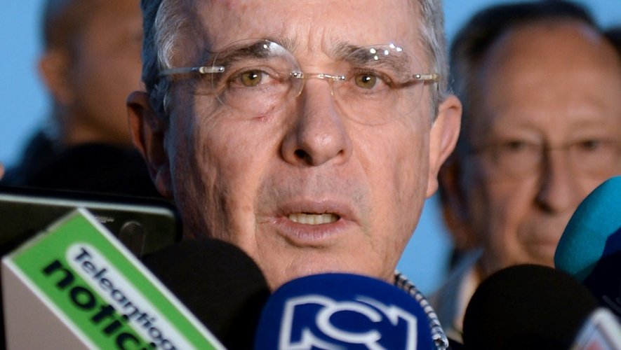 L'ex-président colombien Alvaro Uribe  (2002-2010), ici lors d'une conférence de presse le 12 novembre 2016, dénonce un "coup contre la démocratie"