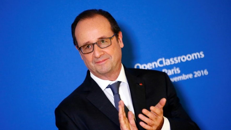 François Hollande lors de la visite de Open Classrooms, une start-up offrant des formations en ligne, à Paris, le 24 novembre 2016