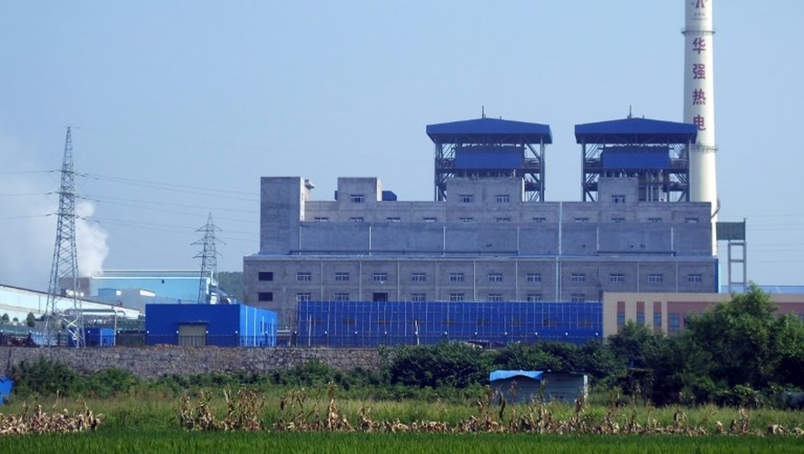 Vue en date du 12 août 2016 de la centrale au charbon de Dangyang dans la province d'Hubei en Chine