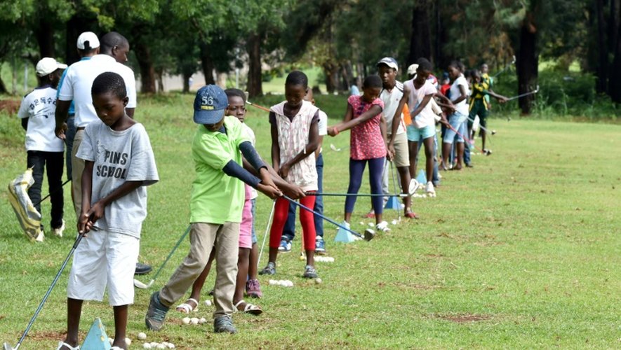 Des enfants apprennent le golf à Yamoussoukro pendant une journée d'initiation à ce sport le 22 octobre 2016