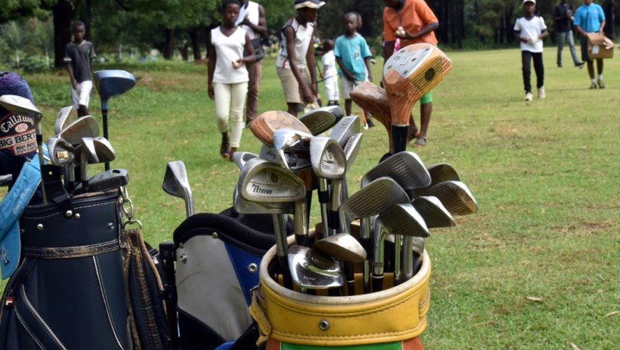 Des enfants apprennent le golf à Yamoussoukro pendant une journée d'initiation pour promouvoir ce sport auprès des jeunes le 22 octobre 2016